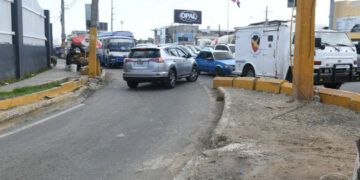Caos vehicular en Isabel Aguiar por construcción de paso a desnivel