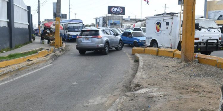 Caos vehicular en Isabel Aguiar por construcción de paso a desnivel