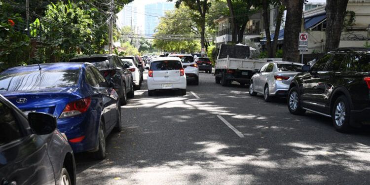 Caos y sanciones por parqueo indebido en el polígono central