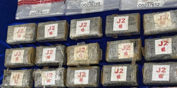Capturan a “El Beta” y dos más con 35 paquetes de droga en Santo Domingo Este