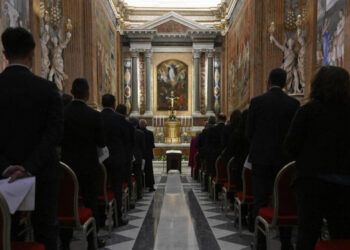 Cardenales se aíslan para elegir sucesor del papa Francisco