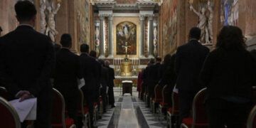 Cardenales se aíslan para elegir sucesor del papa Francisco