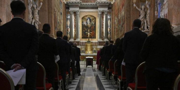Cardenales se aíslan para elegir sucesor del papa Francisco