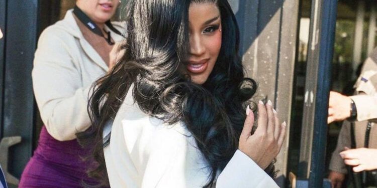 Cardi B lanza bolígrafo a periodista en California