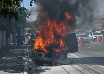 carro incendiado en avenida 27 de Febrero