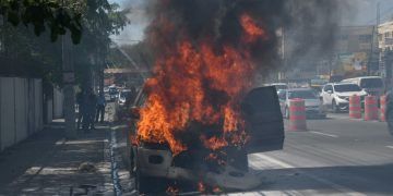 carro incendiado en avenida 27 de Febrero