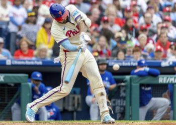Castellanos da grand slam y Filis barren serie ante Azulejos