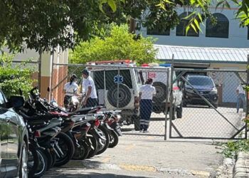 Catorce estudiantes se desmayan en liceo de Barahona por posible sustancia química