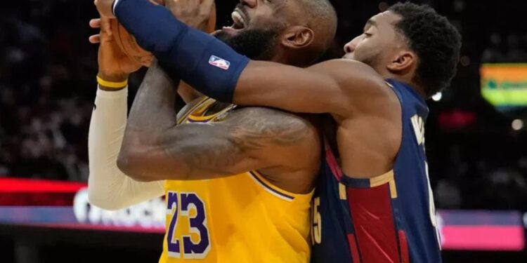 Cavaliers humillan a LeBron y Lakers en Cleveland