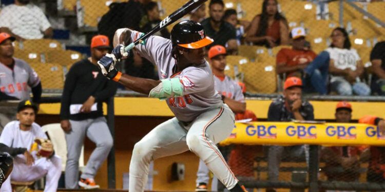 Celestén y Urbáez lideran paliza de los Toros 14-7 sobre las Águilas