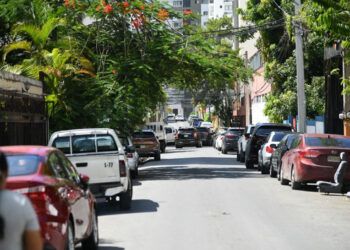 Chatarras y parqueos indebidos congestionan calles del DN