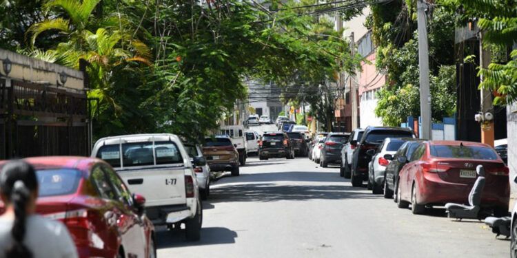 Chatarras y parqueos indebidos congestionan calles del DN