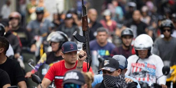 Chavistas marchan en apoyo a Delcy Rodríguez en Caracas