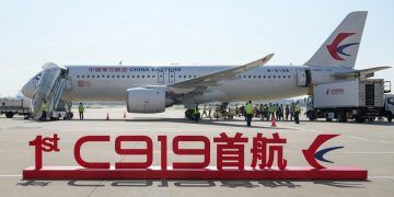 China busca compradores para su primer avión de pasajeros