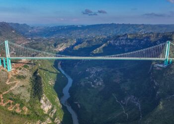 China inaugura el puente más alto del mundo con 625 metros