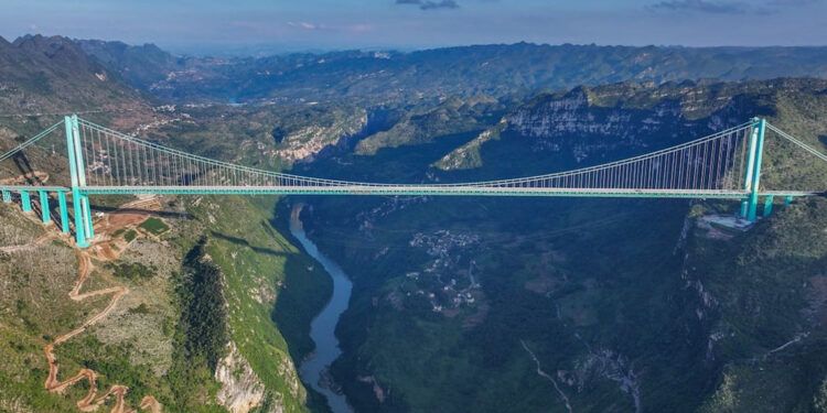 China inaugura el puente más alto del mundo con 625 metros
