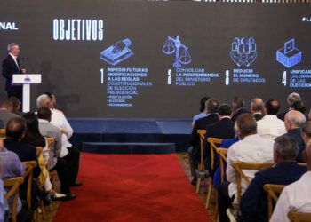 Chocan ideas de legisladores sobre reforma constitucional propuesta por Abinader