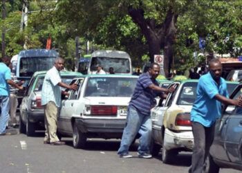 Choferes protestan por posible eliminación de subsidio y advierten alza del pasaje a RD$90