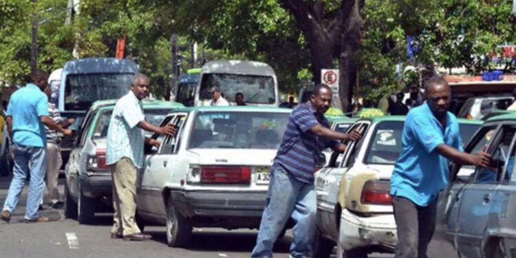 Choferes protestan por posible eliminación de subsidio y advierten alza del pasaje a RD$90