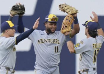 Chourio y Yelich deciden con jonrones en la novena y Cerveceros vencen a Azulejos