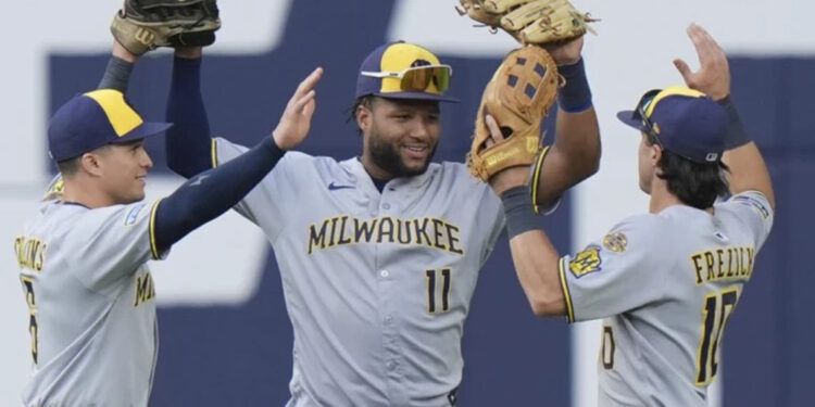 Chourio y Yelich deciden con jonrones en la novena y Cerveceros vencen a Azulejos