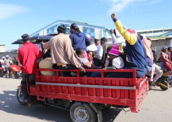 Cientos de haitianos regresan a su país tras medidas migratorias de RD