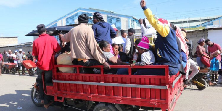 Cientos de haitianos regresan a su país tras medidas migratorias de RD