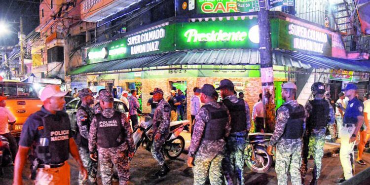 Cierran negocios y detienen a decenas en Santo Domingo y provincias