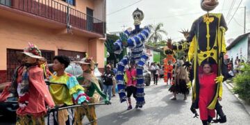 Cierran patronales de Santiago con colorido desfile