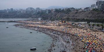 Cierran playa de Lima por contaminación de bañistas