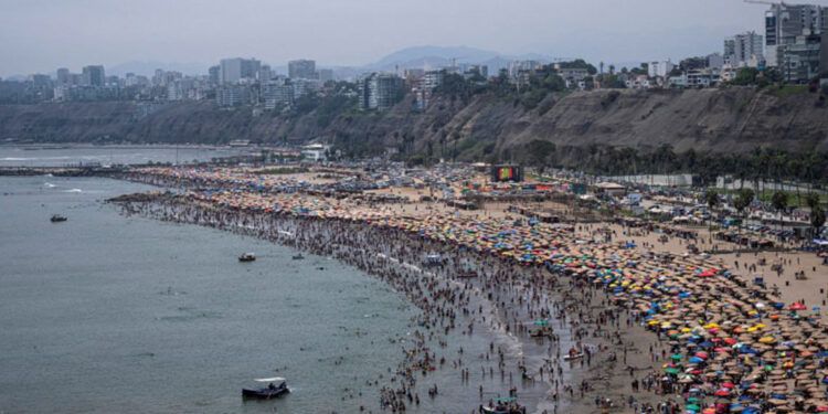 Cierran playa de Lima por contaminación de bañistas