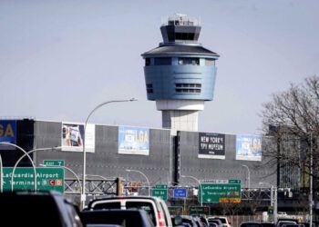 Cierre del gobierno causa retrasos y cancelaciones en aeropuertos de EE. UU.