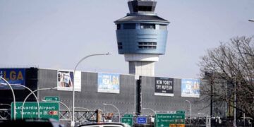 Cierre del gobierno causa retrasos y cancelaciones en aeropuertos de EE. UU.