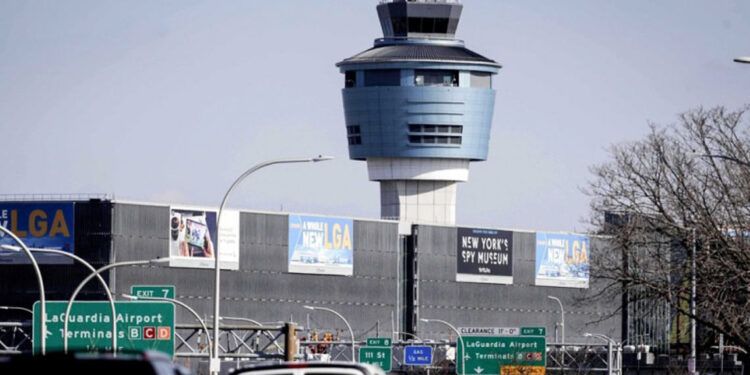 Cierre del gobierno causa retrasos y cancelaciones en aeropuertos de EE. UU.