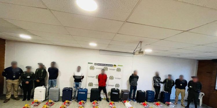 Cinco dominicanos detenidos en el aeropuerto de Bogotá con 215 kilos de cocaína