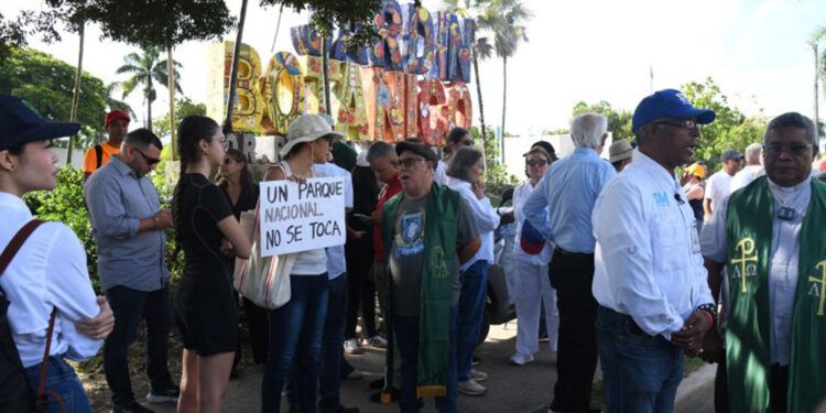 Ciudadanos forman cadena por defensa del Jardín Botánico