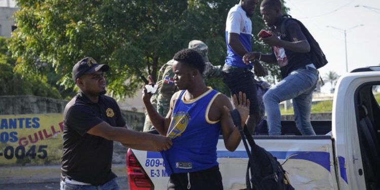 Ciudadanos piden campaña de desarme para haitianos en RD