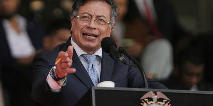 CNE multa campaña de Petro 2022 por exceder topes de financiación