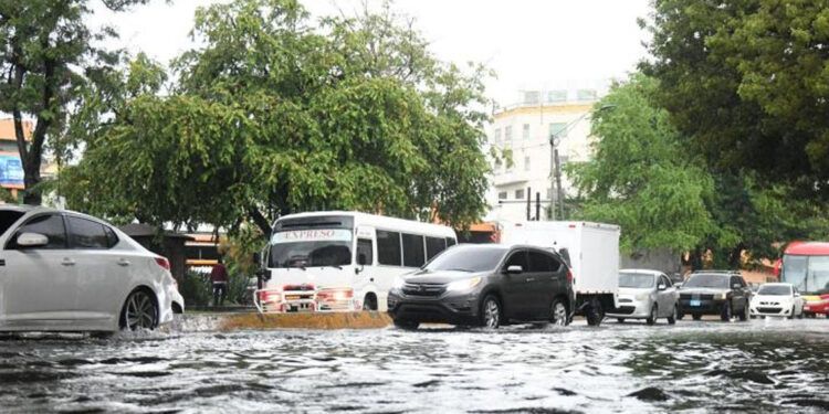 COE reporta una muerte y más de 5,600 desplazados por lluvias