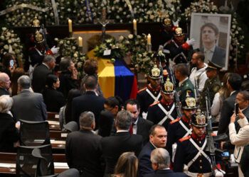 Colombianos despiden a Miguel Uribe en su capilla ardiente