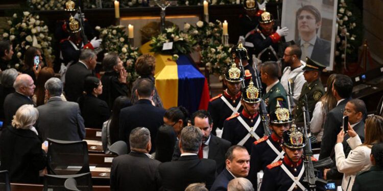 Colombianos despiden a Miguel Uribe en su capilla ardiente