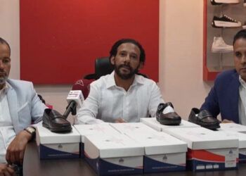 Comerciantes denuncian exclusión en licitación de zapatos escolares