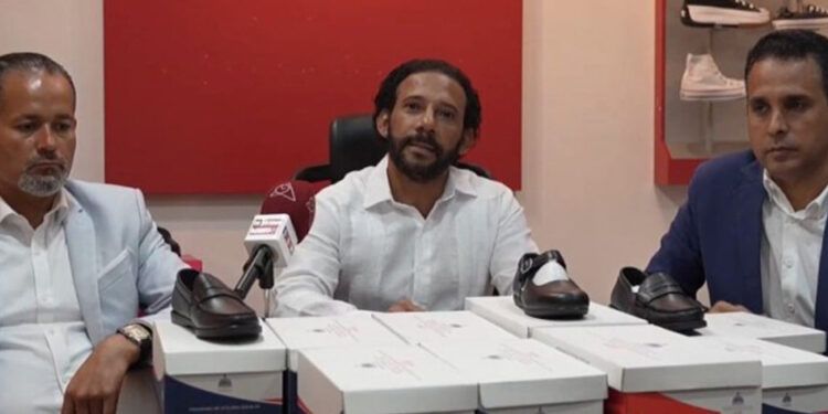 Comerciantes denuncian exclusión en licitación de zapatos escolares