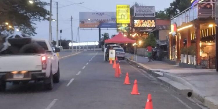 Comerciantes ocupan parqueos públicos en zona Monumental de Santiago