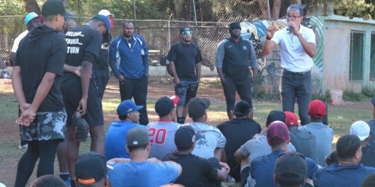 Comisionado de Béisbol lleva charla Juega Limpio al Olímpico