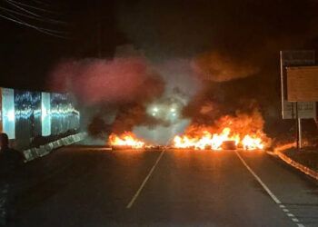 Comunitarios protestan con quema de neumáticos en Ocoa por apagones