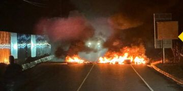 Comunitarios protestan con quema de neumáticos en Ocoa por apagones
