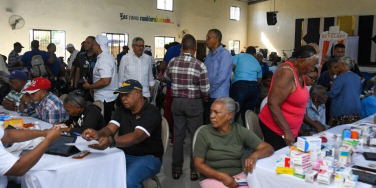 Conape lleva servicios y ayuda a envejecientes de La Caleta