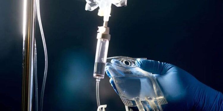 Condenan a cadena perpetua a enfermero alemán que mató pacientes para dormir en su turno