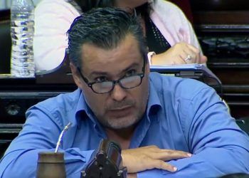 Condenan a exdiputado argentino por besar senos de su novia en sesión virtual